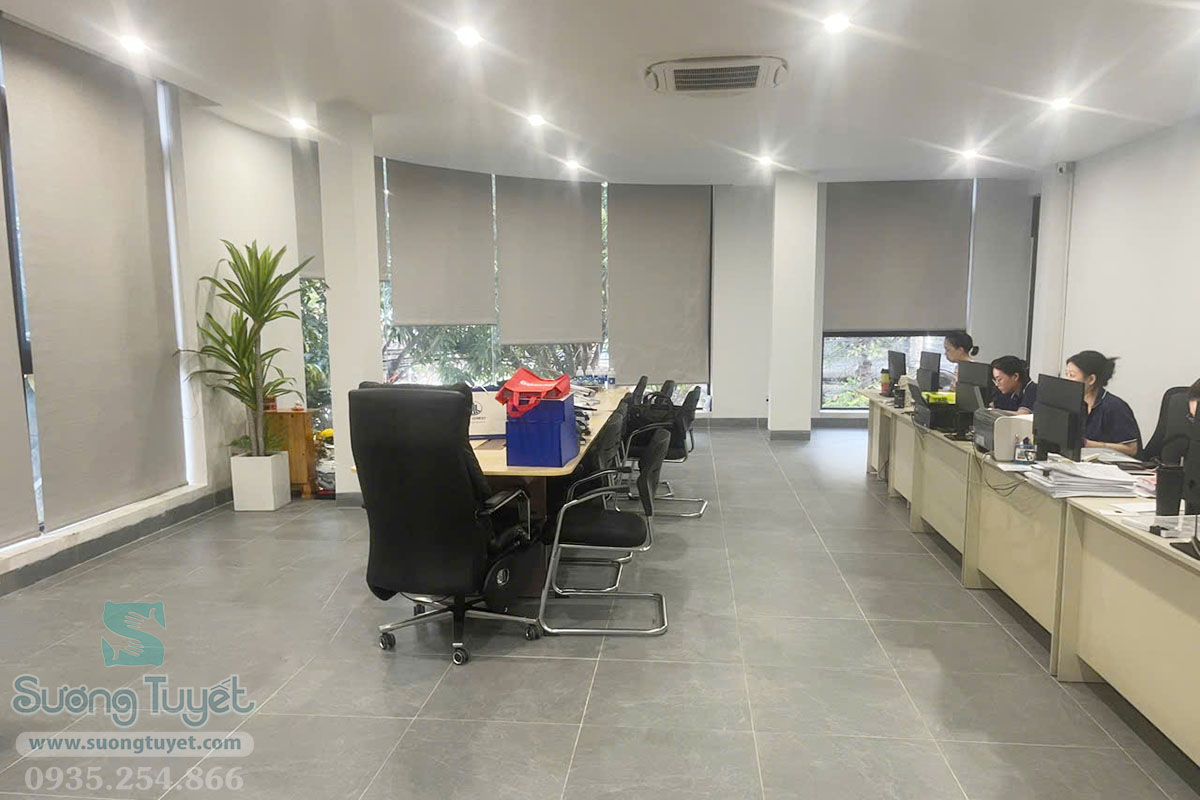 Tổng thể không gian văn phòng đẹp với màu rèm xám ghi.