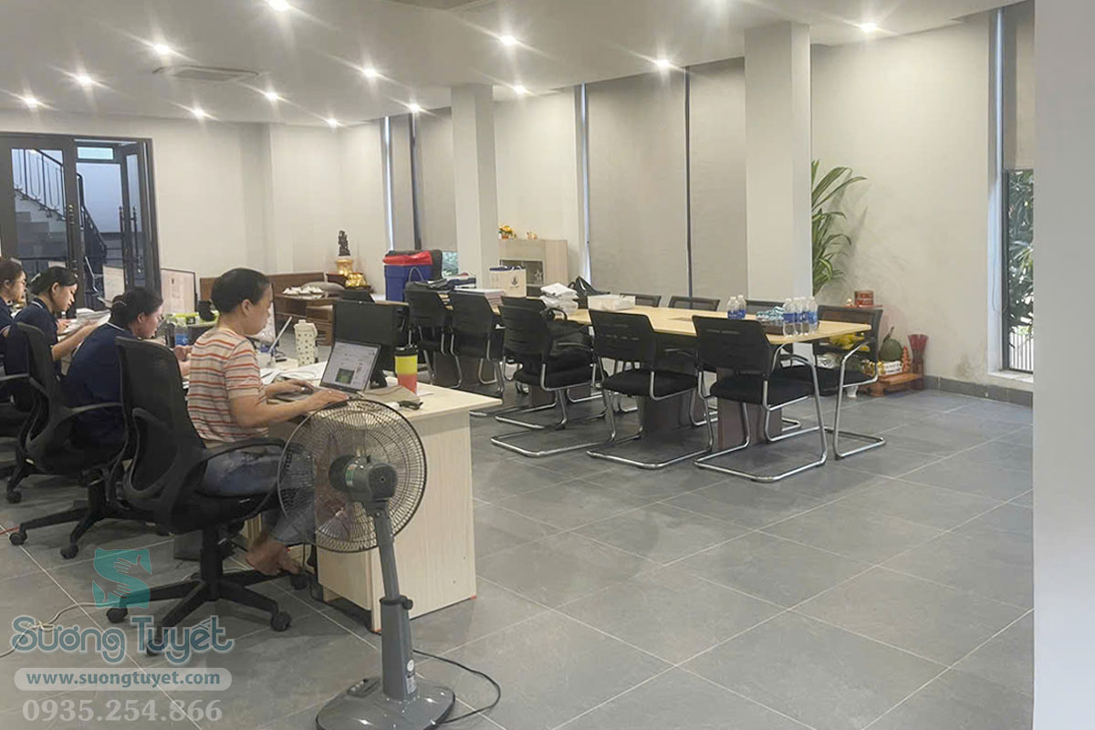 Lắp rèm cản nắng 100% giúp nhân viên yên tâm làm việc.