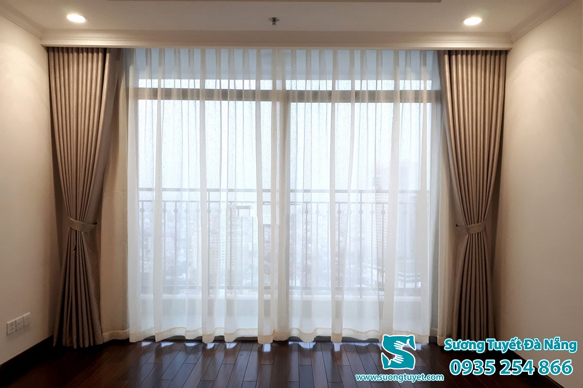 Sự khác biệt rõ rệt về màu sắc ánh sáng ở hai vị trí cản sáng và xuyên sáng.