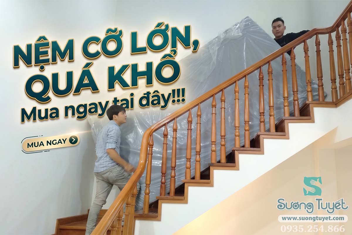 Cận cảnh tấm nệm khủng được rước lên tầng cho chủ nhà.
