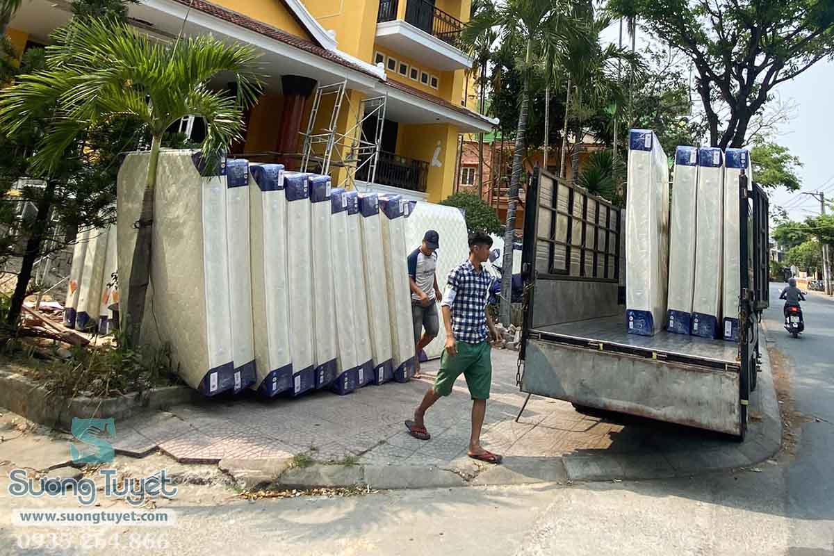 Bưng nệm vạn thành cho khách tại ihome hội an.