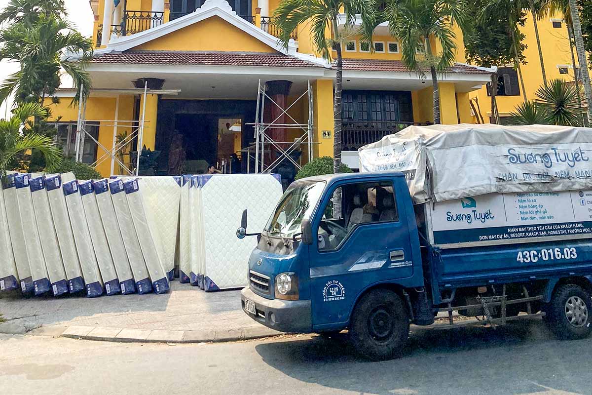 Nệm Royal Vạn Thành có ngoại hình đẹp, màu trắng tinh tươm chần chỉ chắc chắn.