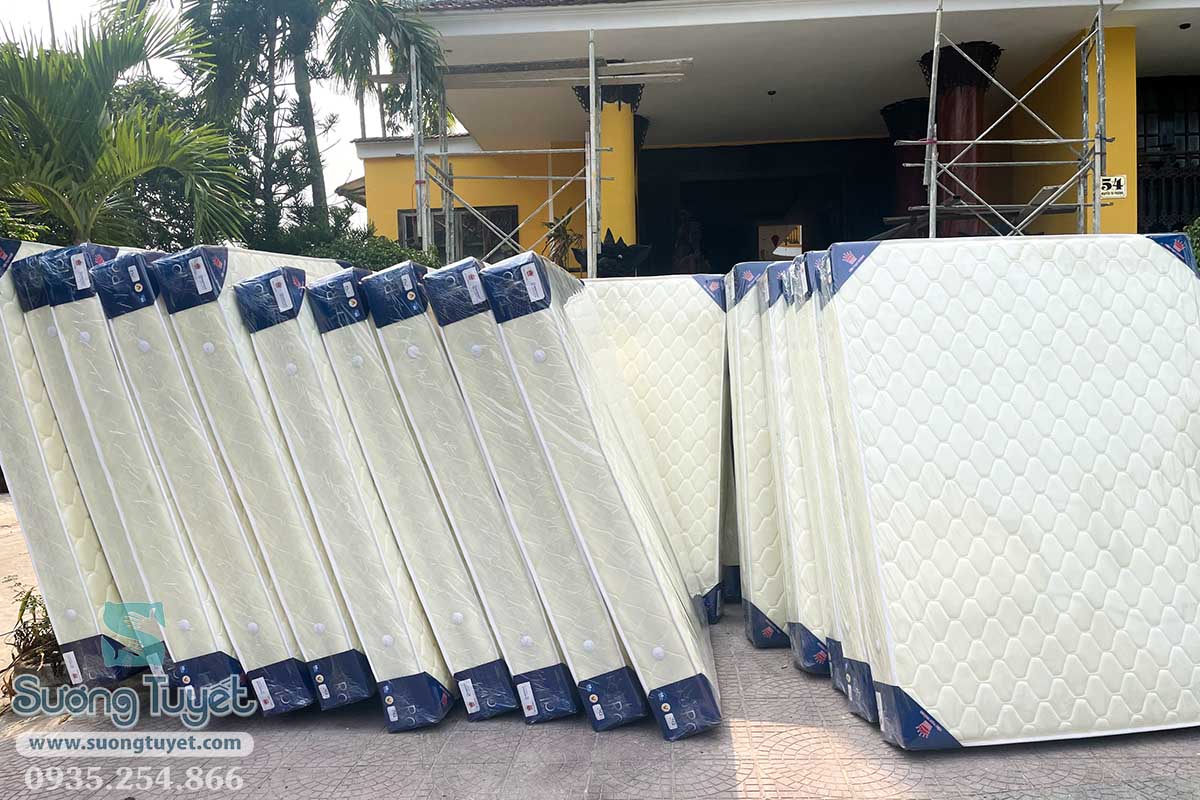 Khách sạn mang khuynh hướng sắc vàng cổ của Hội An.