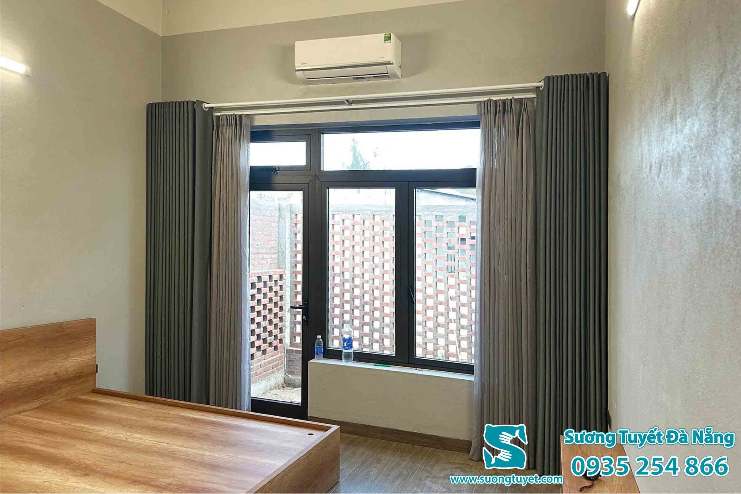 Rèm cửa vải luôn được đánh giá cao nhờ độ bền bỉ và chắn sáng hiệu quả.