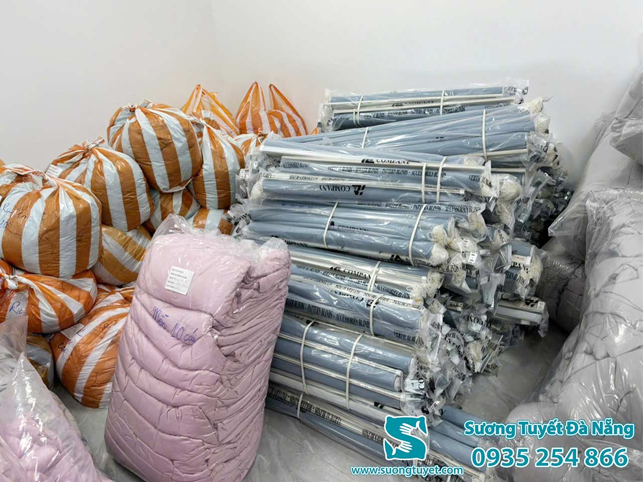 Chăn ga rèm cửa được bảo quản tốt tại phòng kho.