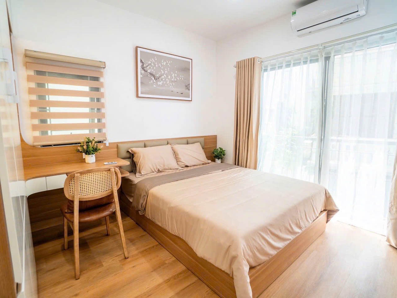 Căn hộ Sun Group thêm phần khang trang và hiện đại với màu rèm tông xuyệt tông.