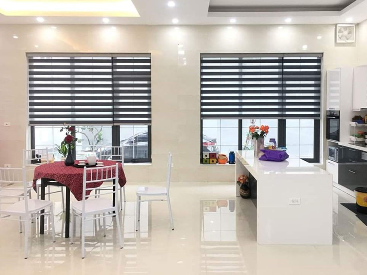 Sự kết hợp hài hòa giữa rèm xám và sàn, tường kem.