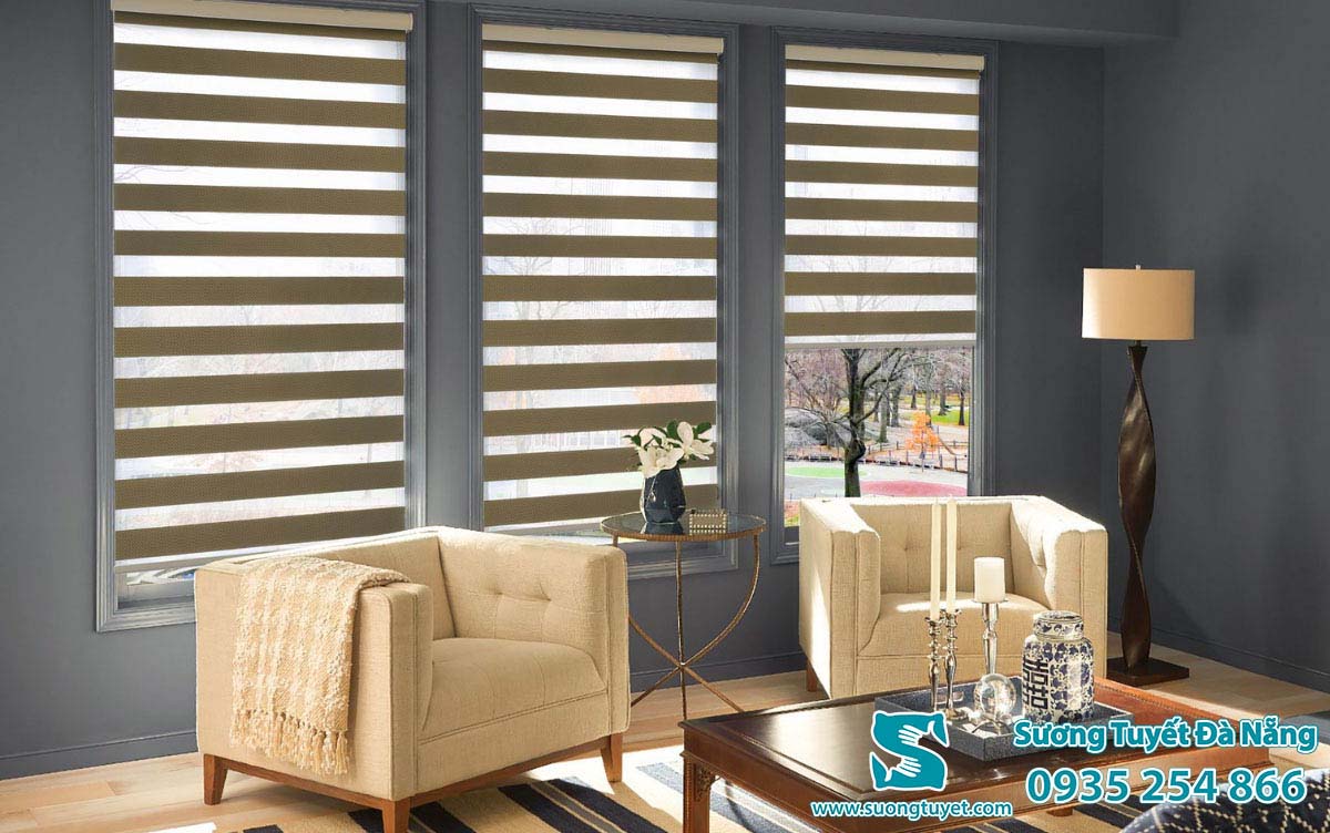 Rèm cửa màu be đem đến sự ấm áp cùng màu với sofa.