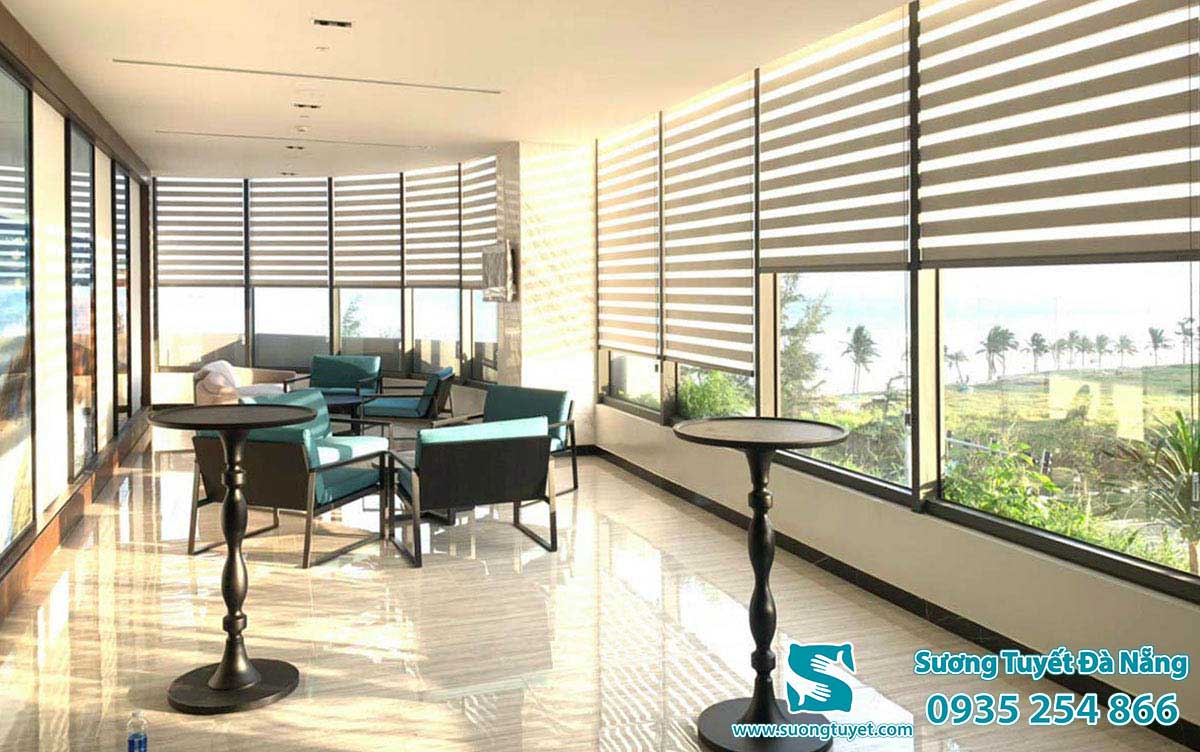 Chế độ đón nắng cho phép ánh sáng rọi vào phòng buổi sáng.