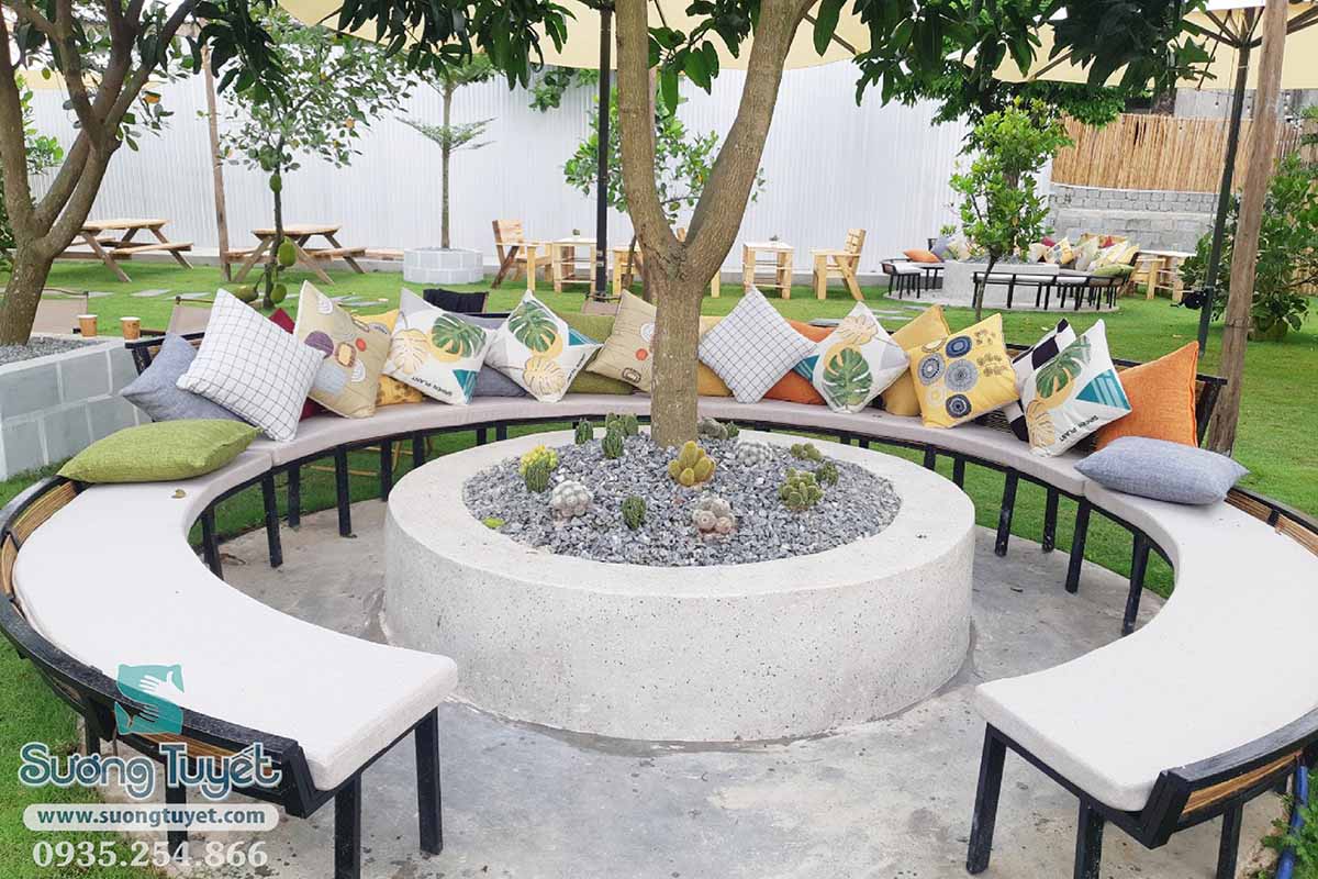 Hàng chục chiếc gối tựa sofa ngập tràn màu sắc xinh ngầu.