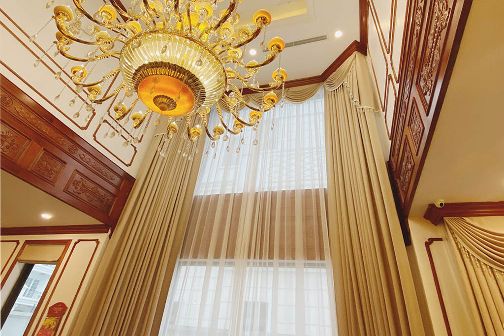 Khách sạn, resort thường sử dụng rèm họa tiết bắt mắt, màu sắc hiện đại, nổi bật.