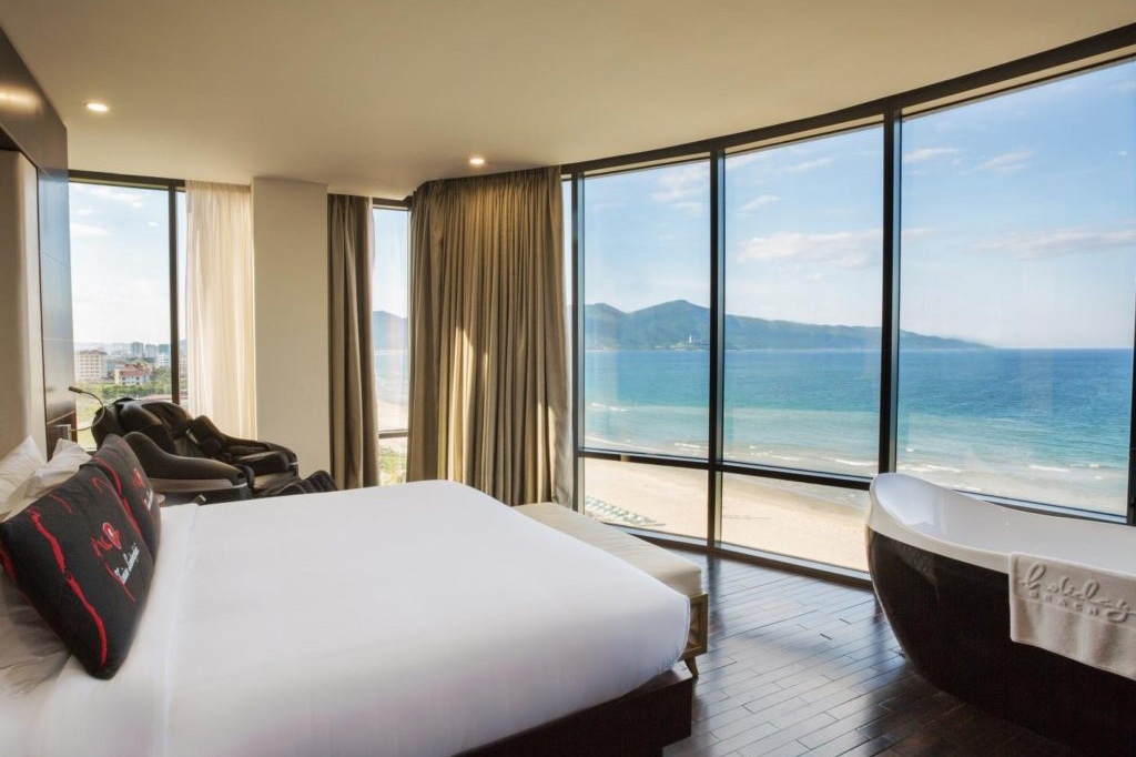 Với những resort ven biển thì càng nên dùng rèm chống nắng cao cấp.