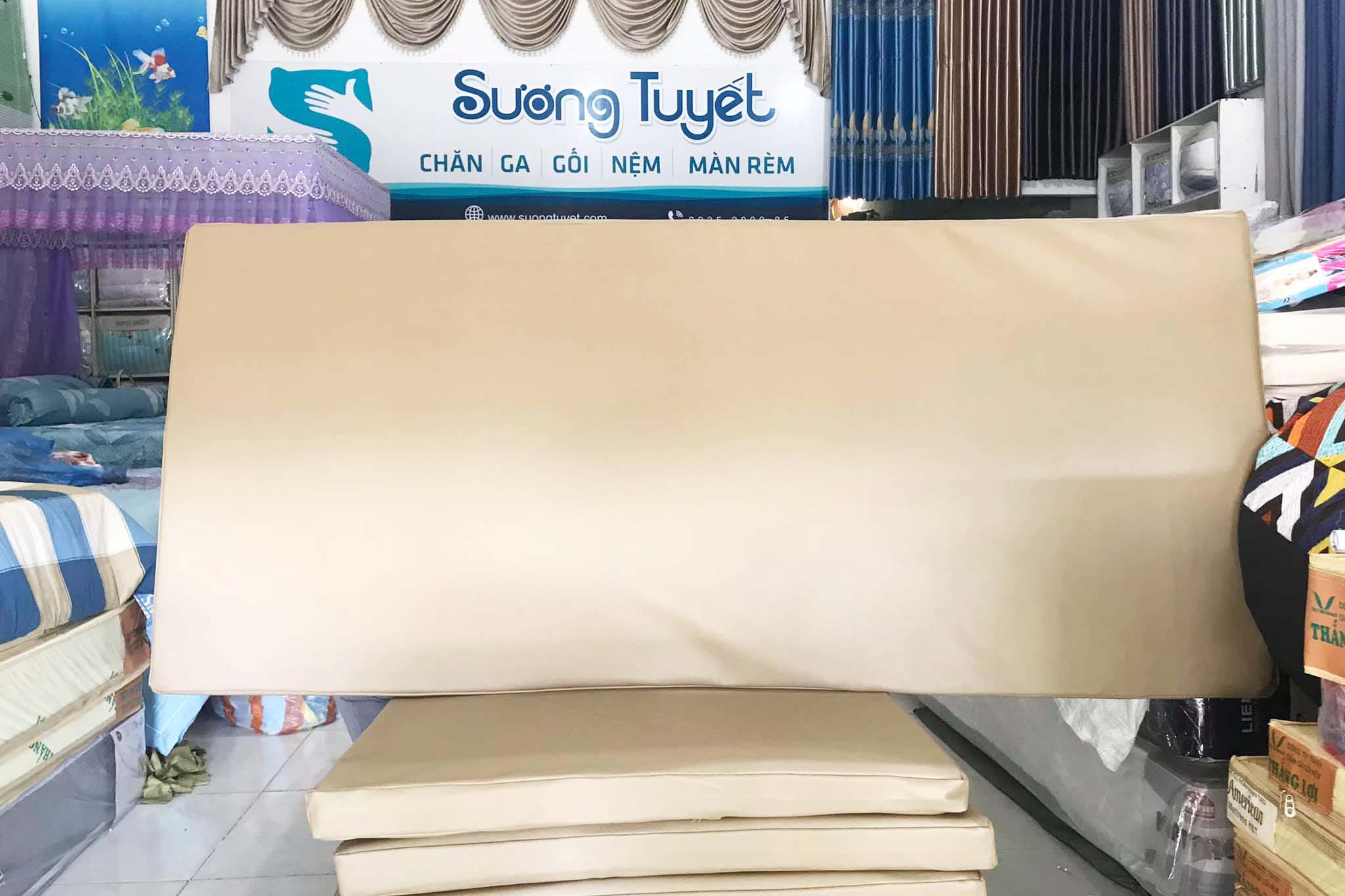 Nệm bệnh viện có giá rẻ, dễ gấp gọn, xếp cất. 
