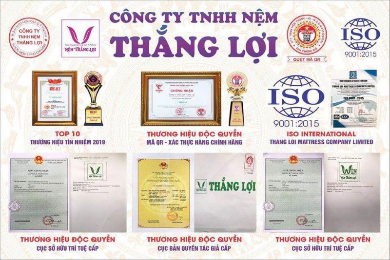 Trên nệm luôn có phiếu bảo hành, tem chống hàng giả được thể hiện rõ.