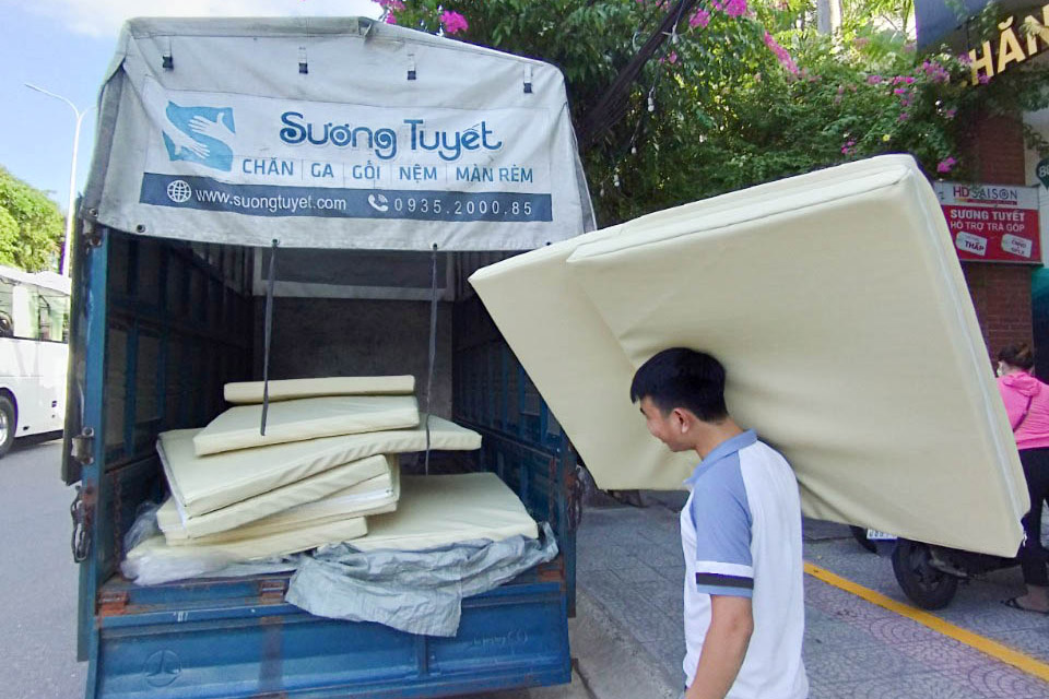 Hình ảnh vận chuyển nệm y tế cho bệnh viện mắt Sài Gòn.