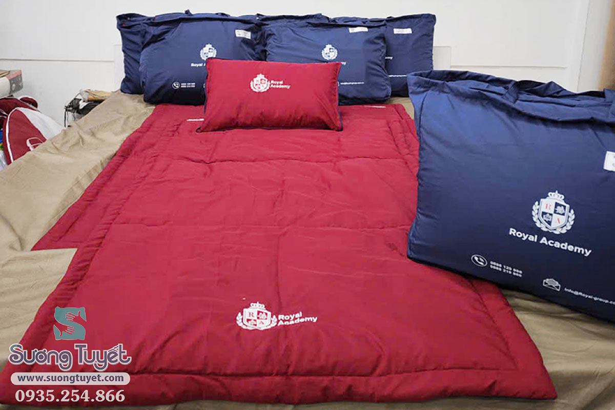 Các bộ chăn mền được đựng trong túi chắc chắn.