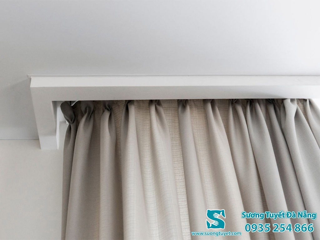 Việc lắp tự động sẽ giúp rèm chạy trong hộp trơn tru hơn.