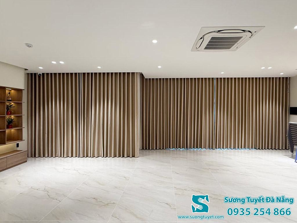 Sảnh khách sạn lắp âm trần trông rộng rãi và đỡ rối hơn.