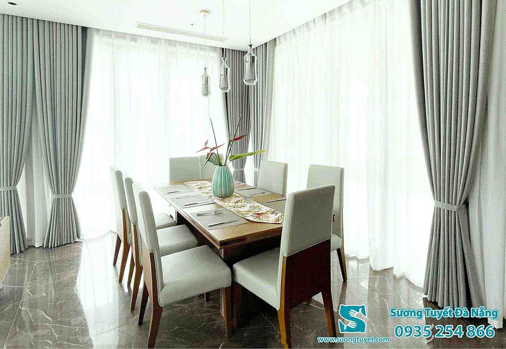 Căn hộ chung cư lắp rèm âm trần để tiết kiệm khôn gian trần hơn.