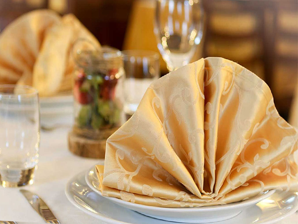 Mẫu khăn ăn vải gấm sang trọng.