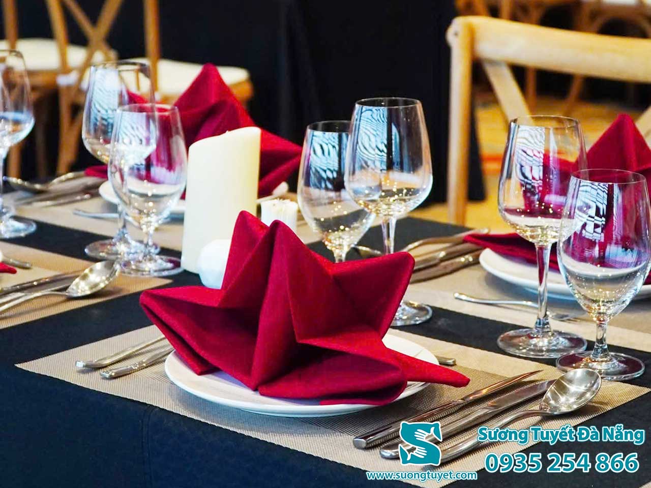 Sự tương phản khăn bàn và khăn ăn tạo nên không gian đẹp cho Koi resort.