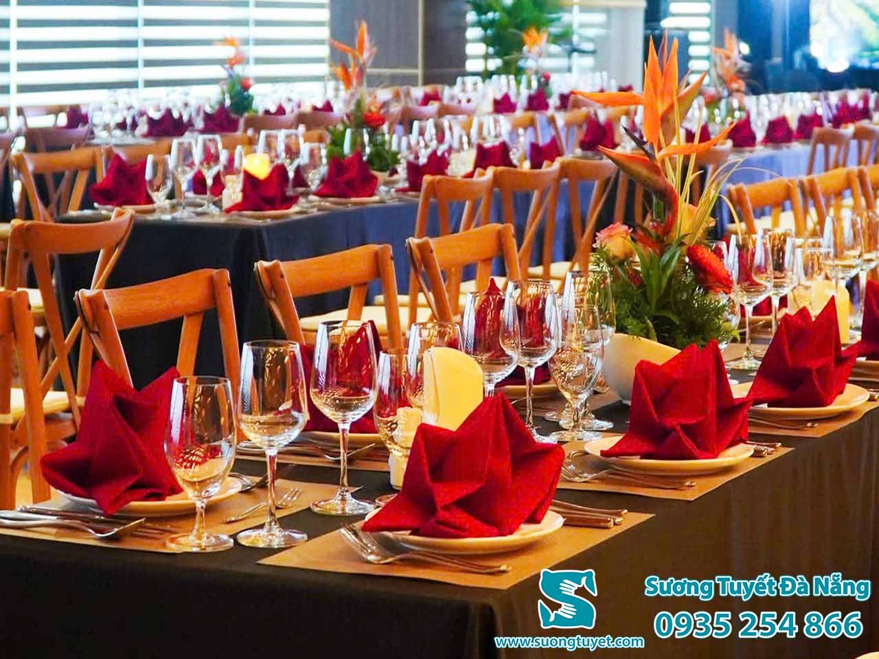 Khăn bàn đỏ đô đẹp mà Sương Tuyết đã cung cấp cho Koi resort.