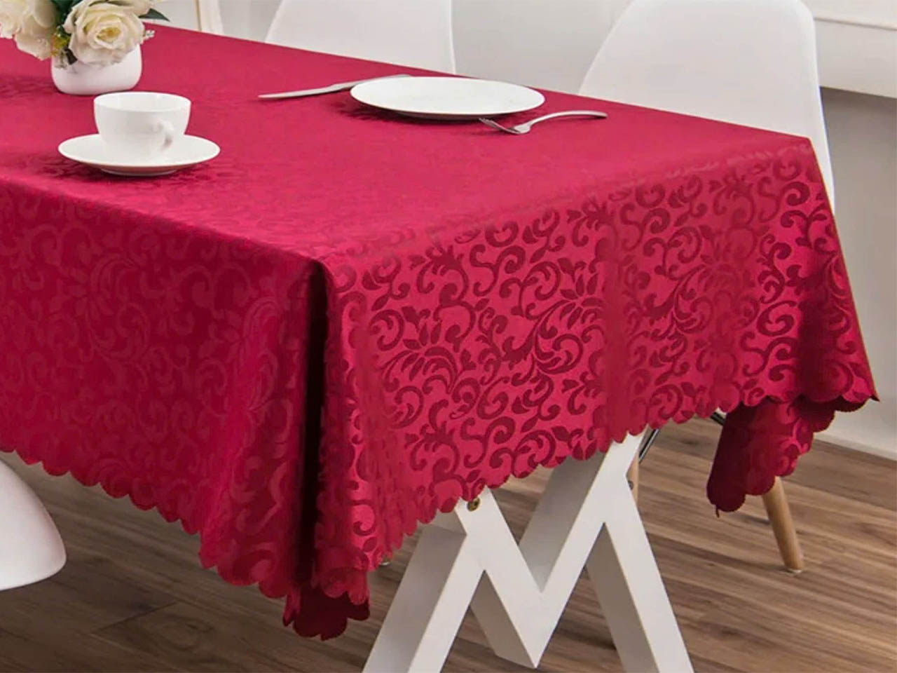 Khăn bàn vải gấm là phổ biến nhất với nhiều hoa văn tùy chọn.