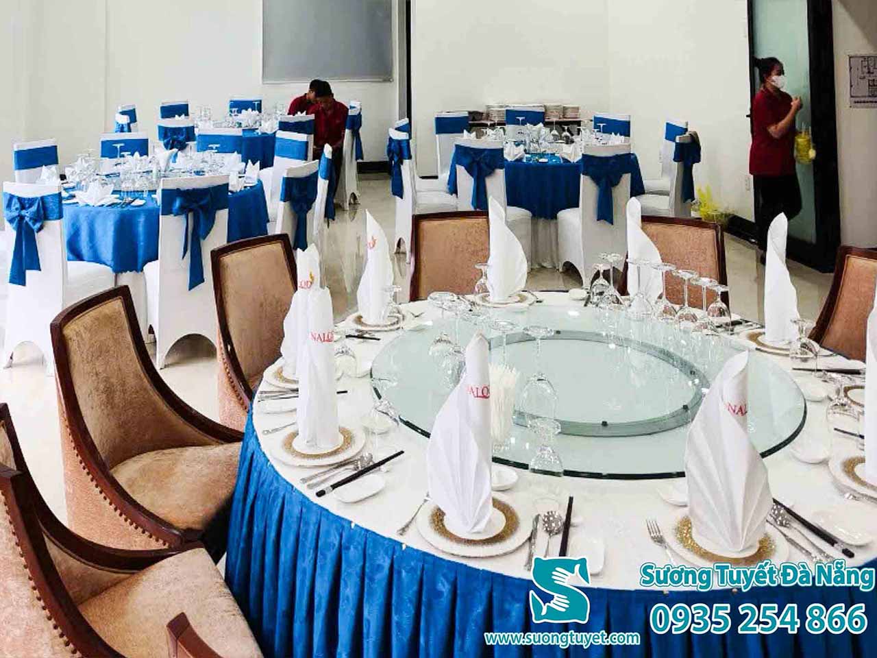 Một phong cách bài trí khác với khăn bàn xanh dương và khăn ăn màu trắng tinh.