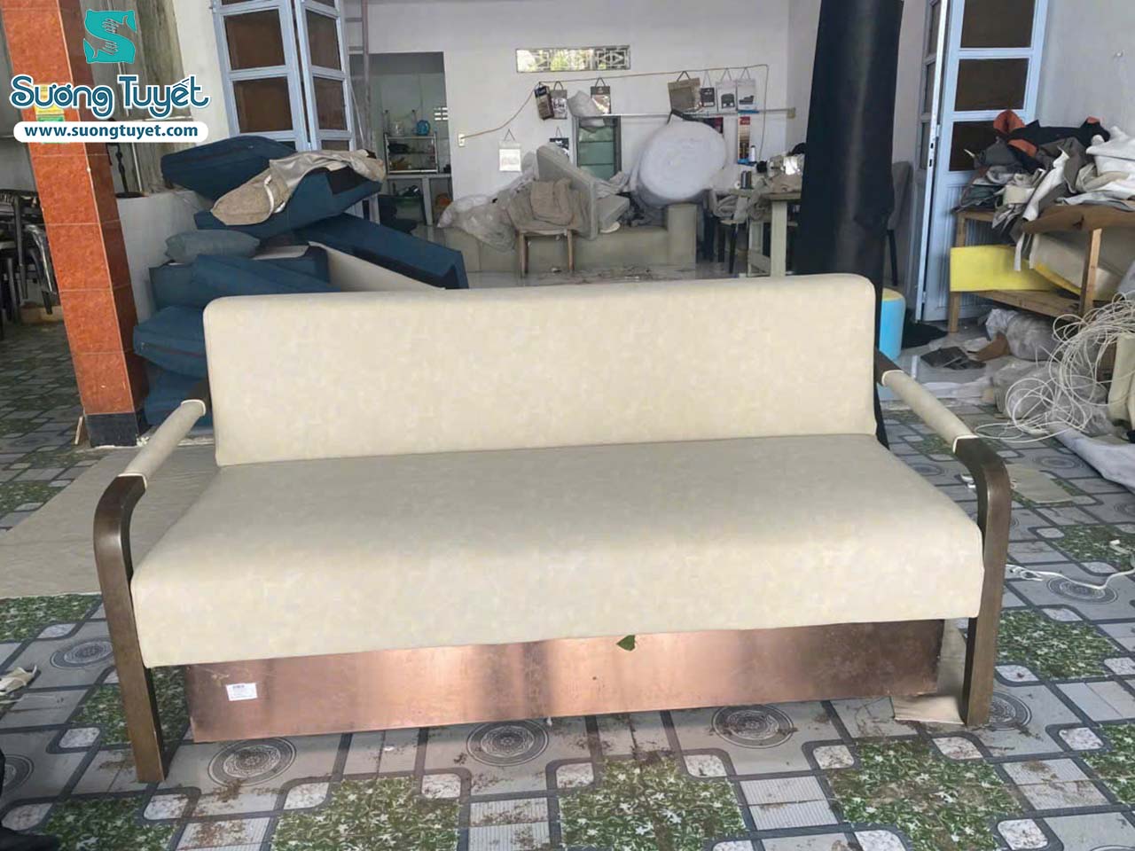 Các sản phẩm sofa được bọc tỉ mỉ, lành nghề.