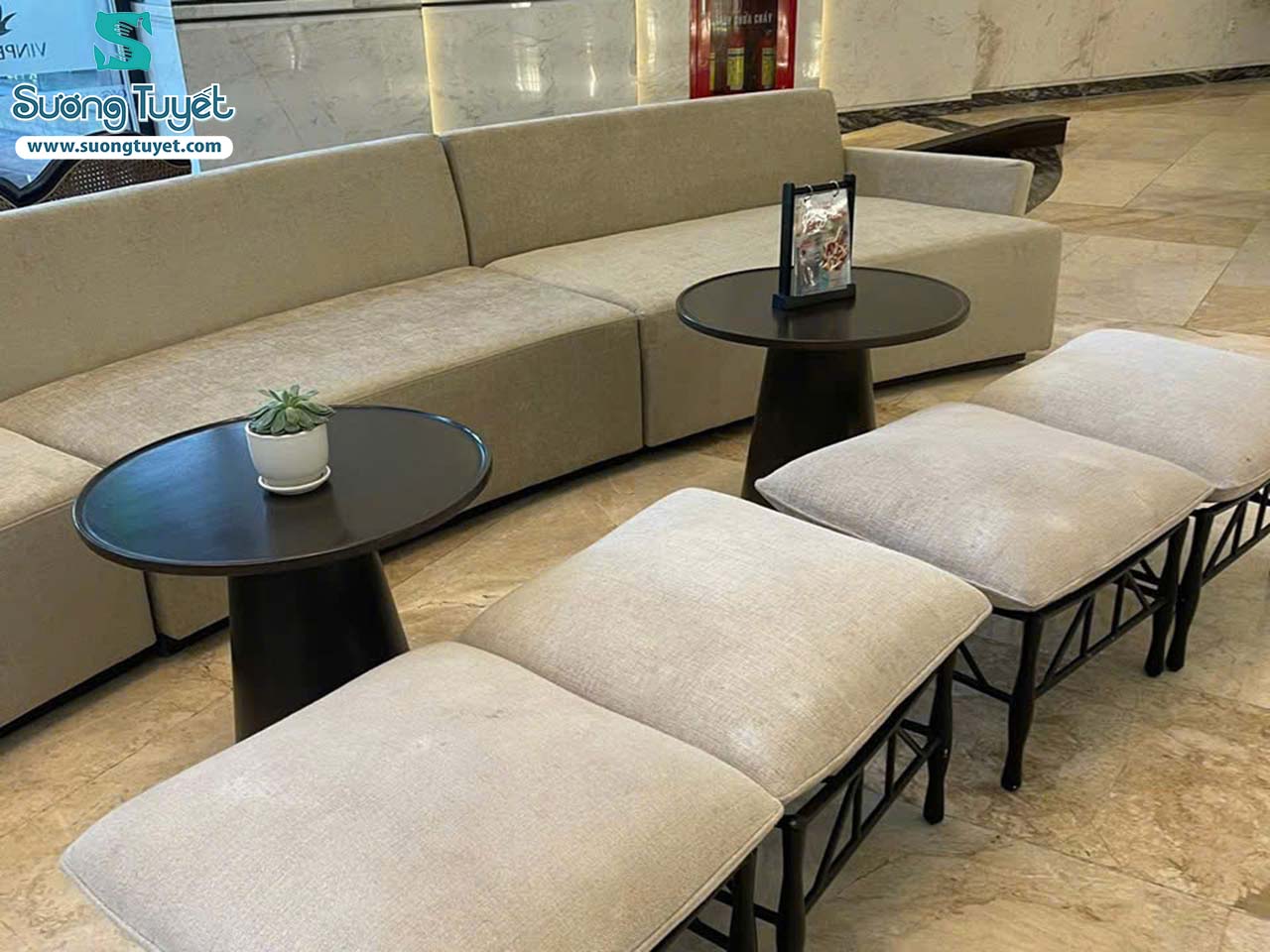 Ghế đôn nhỏ nhưng bọc gấp nếp cũng rất công phu.