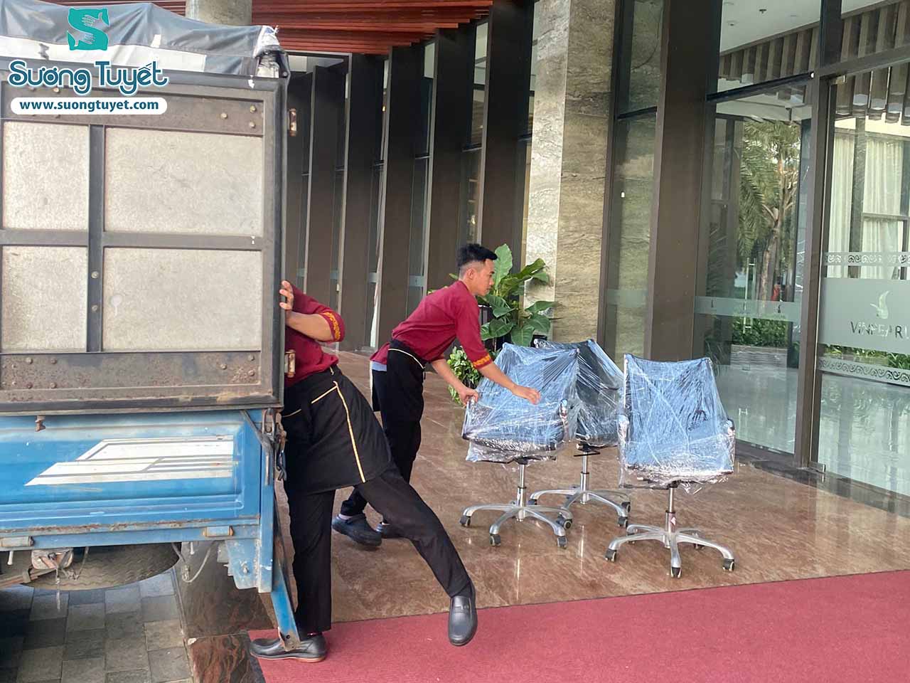 Ngoài bọc lại thì ghế còn được kiểm tra xem công năng xoay, tựa còn tốt không.