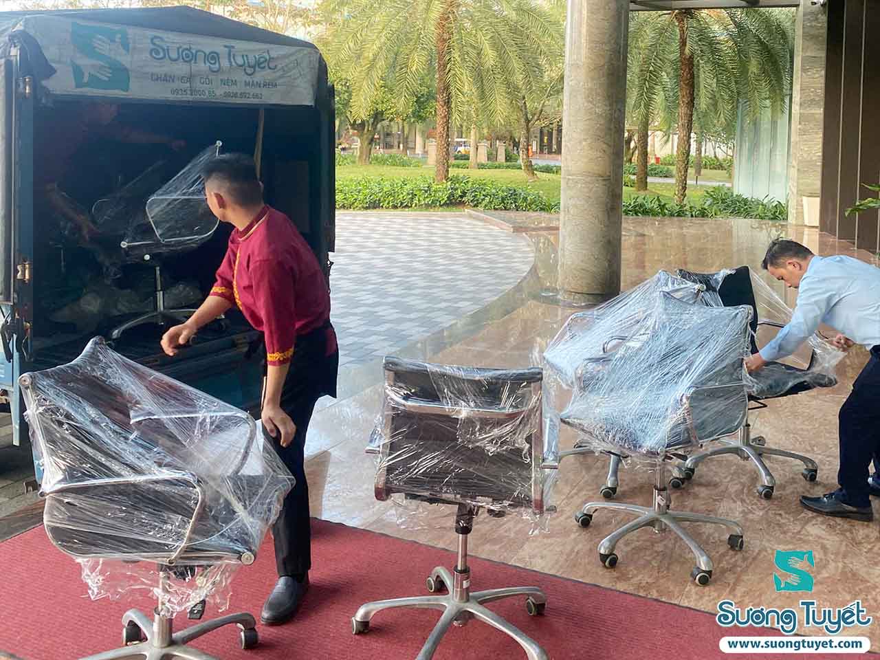 Những chiếc ghế sofa, ghế xoay được bọc lại chỉn chu với tông màu Kem và Đen sang trọng