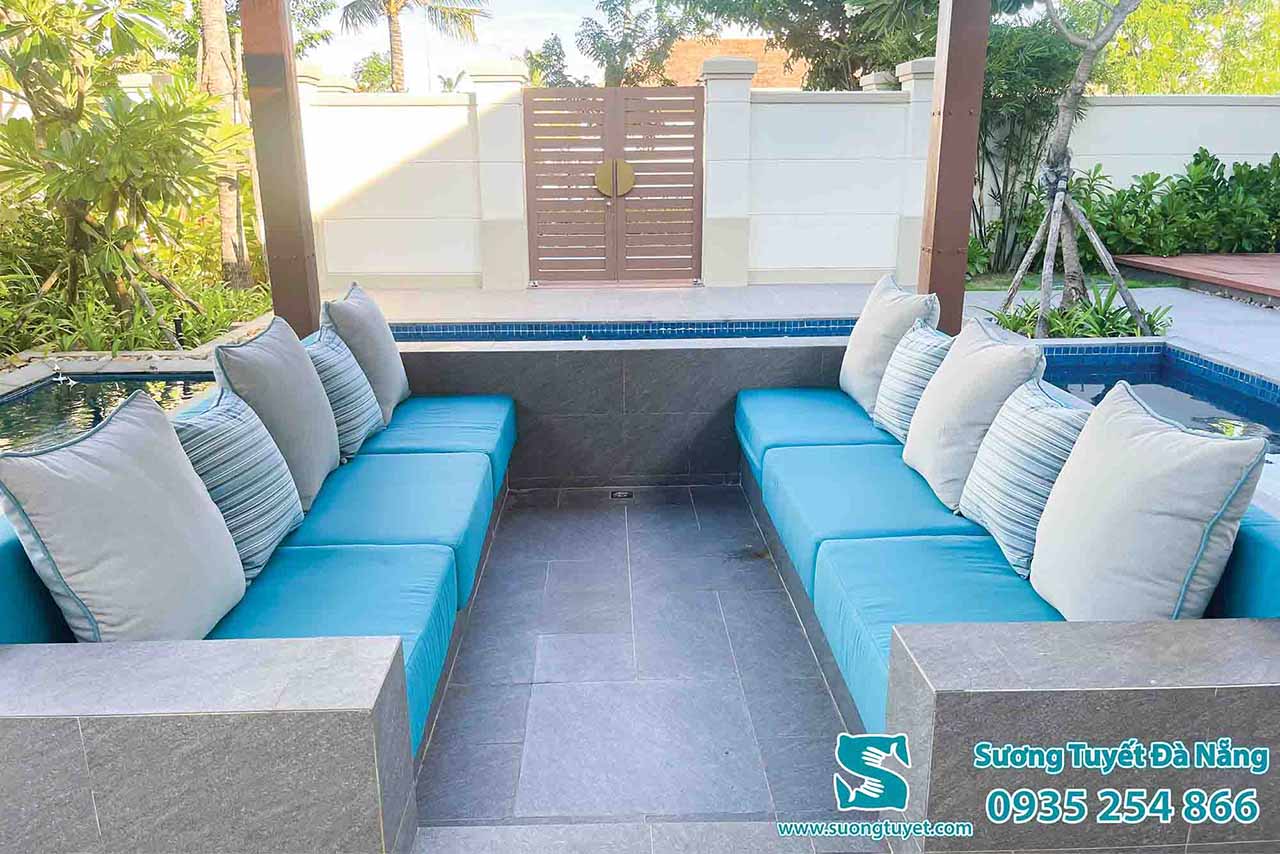  Fusion sử dụng nệm ghế canvas xanh hòa cùng màu hồ tắm và gối tựa cao cấp.