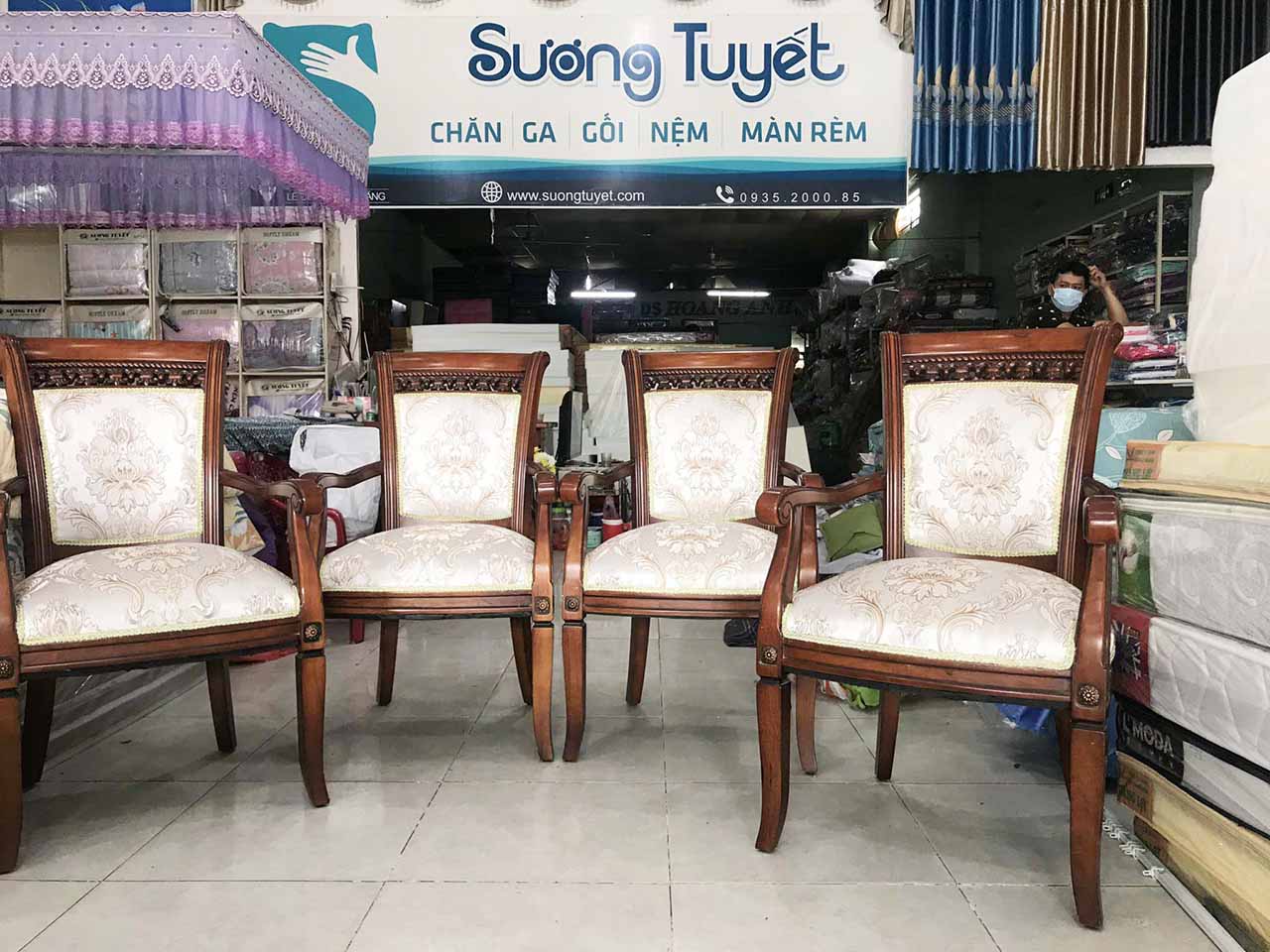 Mẫu ghế vải canvas hoa văn được bọc mới cho khách.