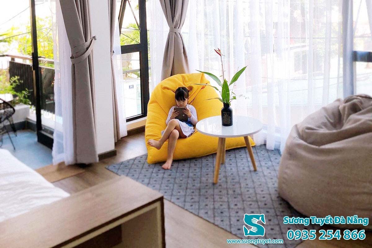 Ghế lười hạt xốp khá nhẹ nên các bé dễ dàng kéo ra góc ưa thích để ngồi.