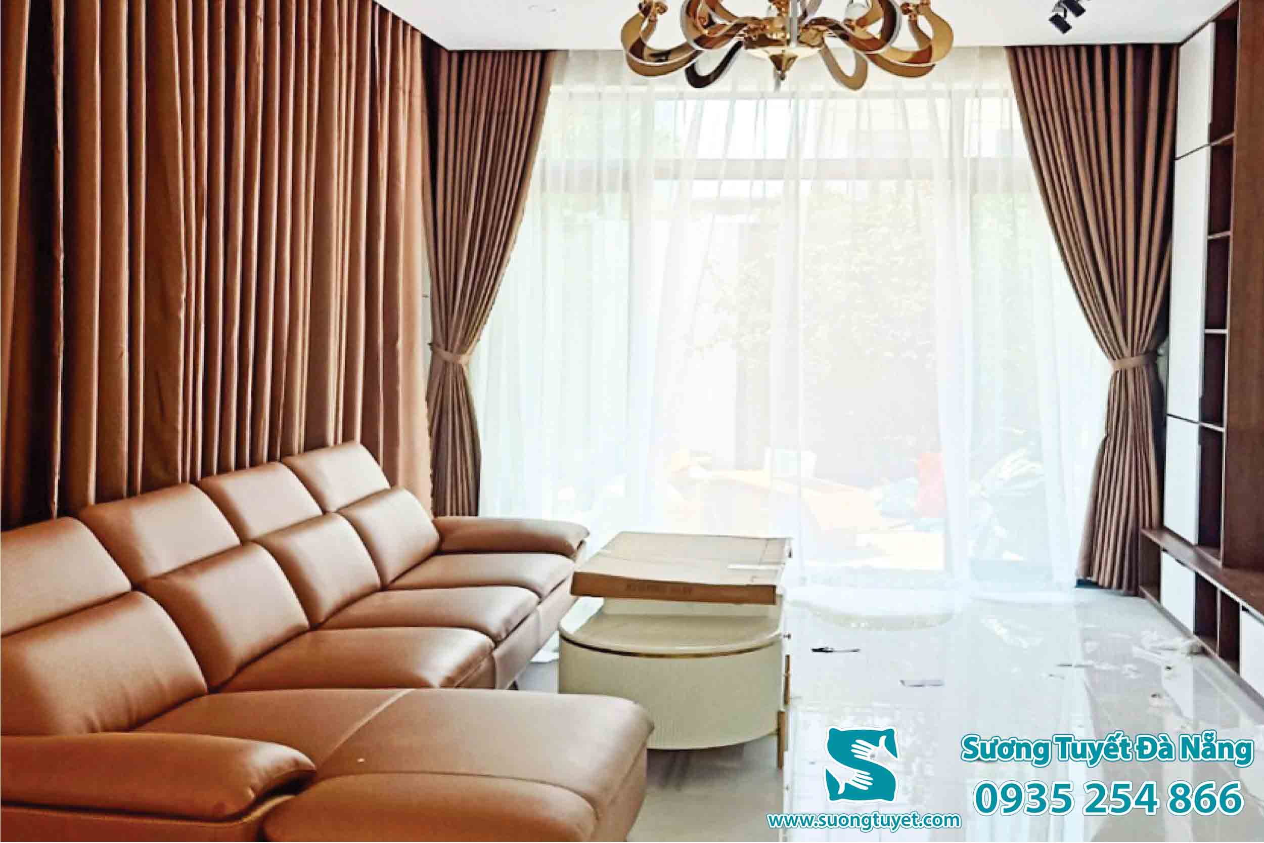 Hình ảnh bộ rèm cửa tông xuyệt tông với sofa, kệ tường, đèn trang trí tạo ra tổng thể thống nhất.