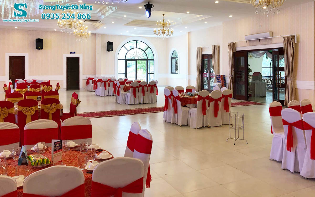 Mẫu khăn bàn tiệc cưới đơn giản với màu gấm đỏ.