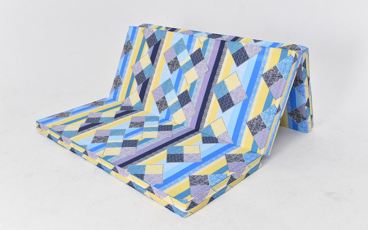 Bề mặt nệm được bọc vải cotton hoặc gấm, valize để chống côn trùng và gia tăng độ mịn, mát cho nệm.