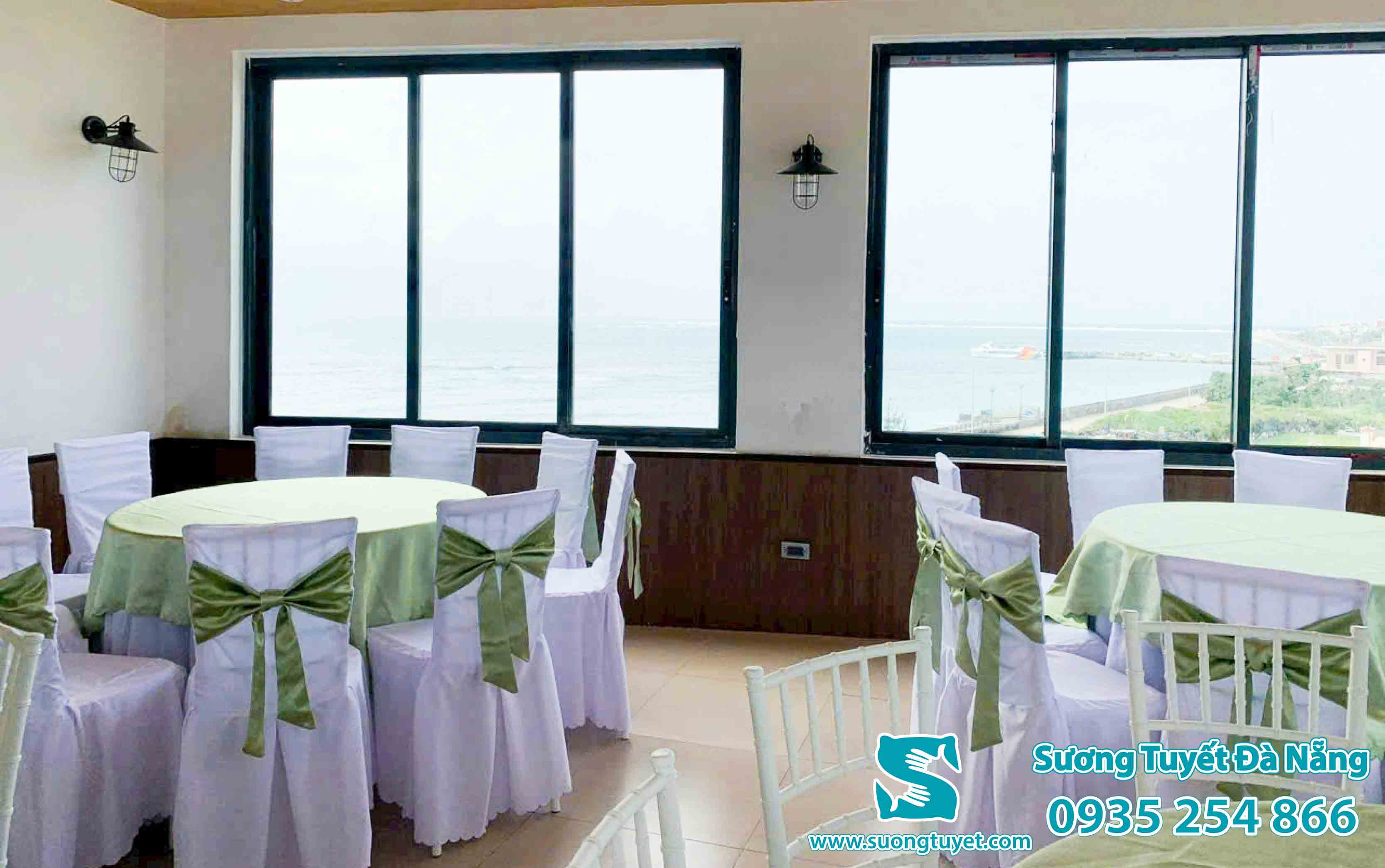 Một kiểu set up nhà hàng hải sản với màu xanh tự nhiên.