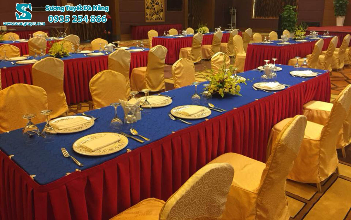 Hình ảnh cung cấp khăn bàn bên trong hội trường Crowne Plaza Đà Nẵng.