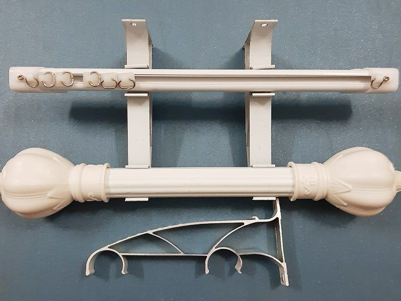 Rèm lộ thiên thì phụ kiện có phần cồng kềnh hơn.