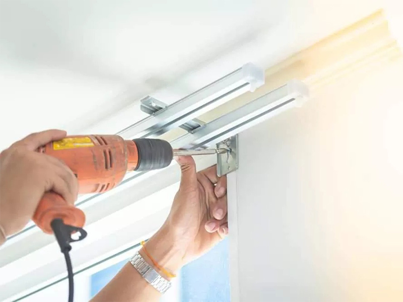 Đối với rèm nhẹ có thể làm hai thanh ray định vị.