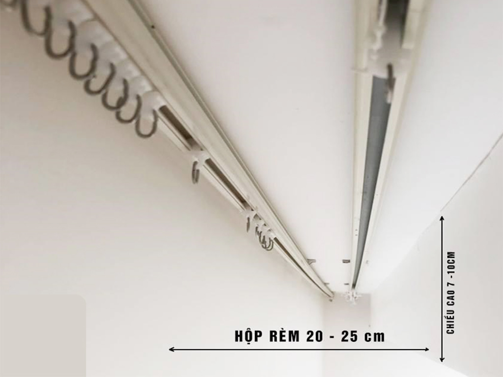 Cận cảnh bên trong hộp rèm khi đã lắp ray rèm 2 lớp.