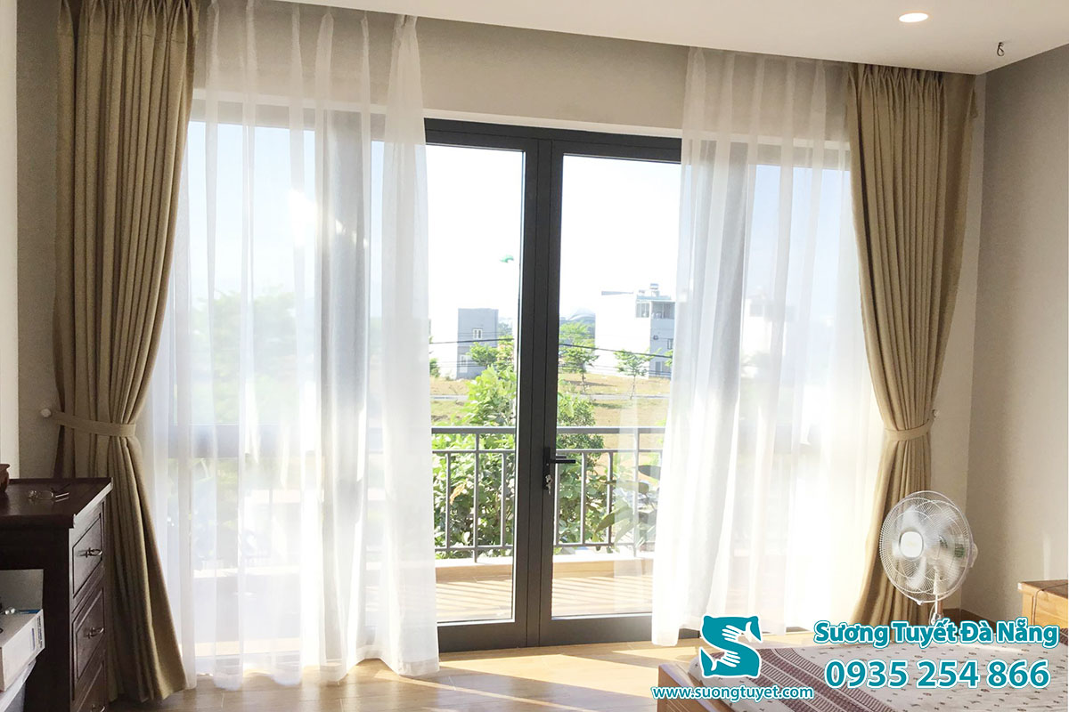 Ánh nắng rọi vào căn phòng xuyên qua rèm voan thơ mộng.