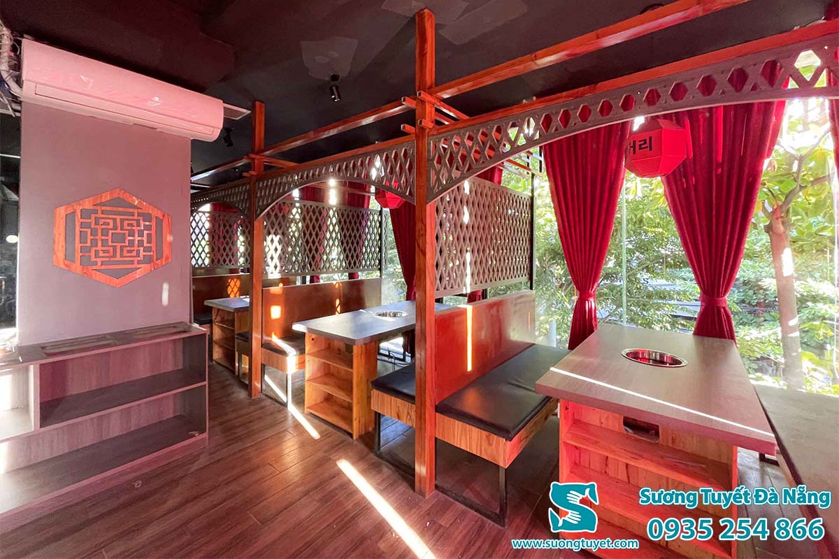 Nhà hàng lẩu nướng Seoul nổi bật trong sắc gấm đỏ.