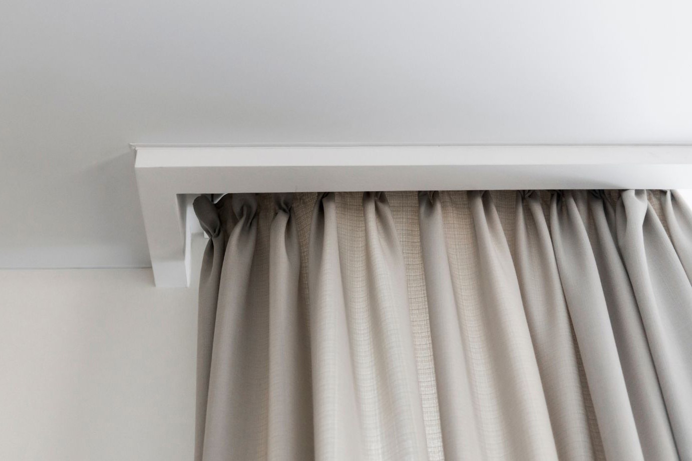 Rèm được nằm lọt vào một hệ thống hình hộp, có bề rộng hộp khoảng 15-20cm giúp đầu rèm không bị lộ ra.