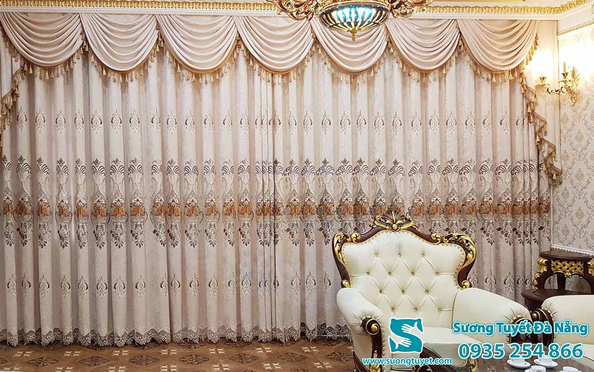 Vải gấm đẹp và dày dặn nên thường được dùng làm rèm nữ hoàng.