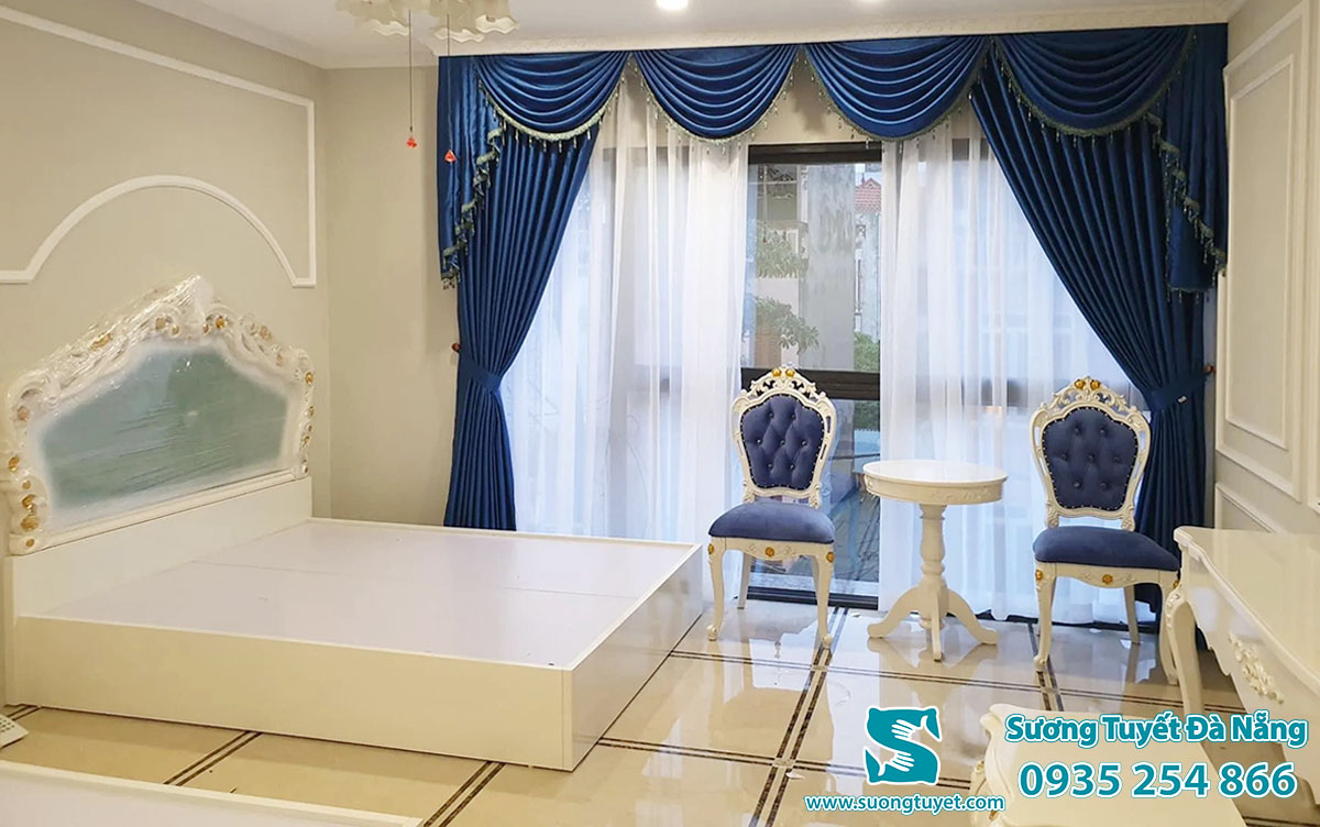 Sự xuất hiện của rèm yếm vải thay đổi cả diện mạo căn phòng.