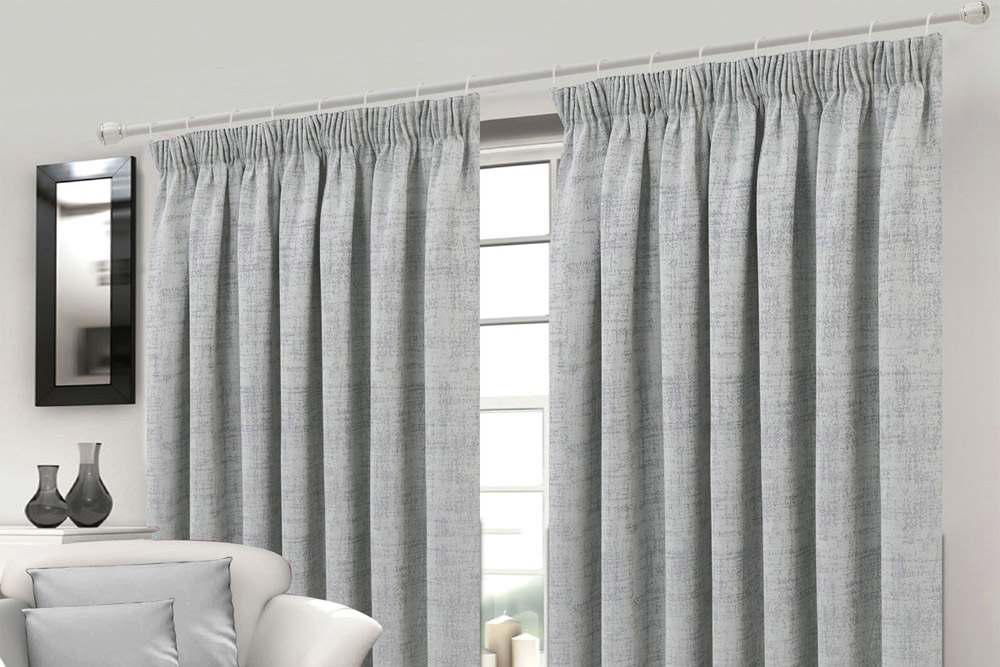 Phong cách rèm xếp ly kết hợp cùng dây cột rèm đơn giản.