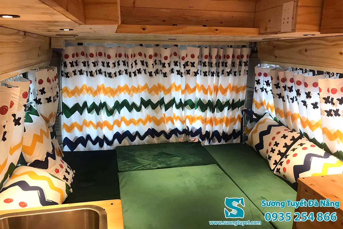 Cận cảnh bộ rèm cotton trang hoàng lộng lẫy cho nhà xe du lịch.